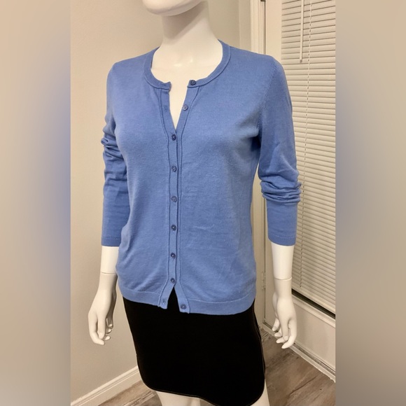 Talbots Legendary cardigan size-XS is an indispensable accessory all year round. - Picture 4 of 10